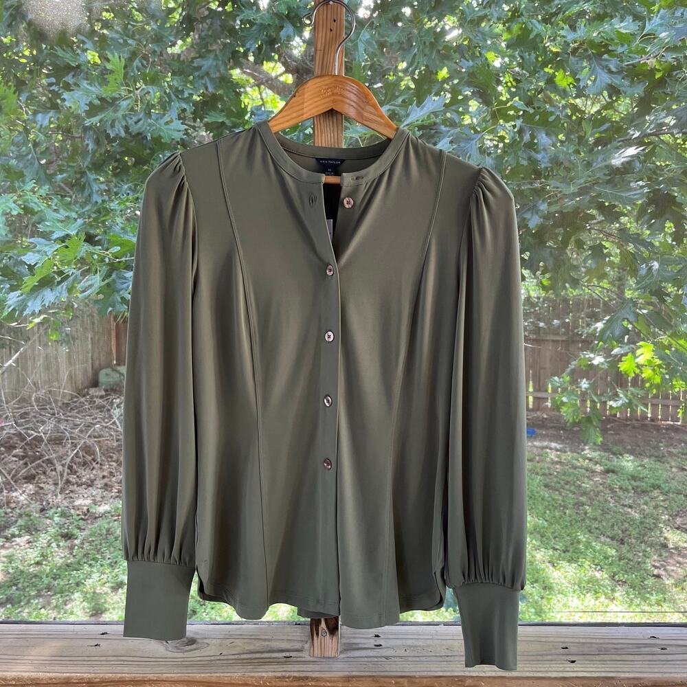 Ann Taylor Women's Olive Green Long Sleeve Blouse Size XS. NEW!